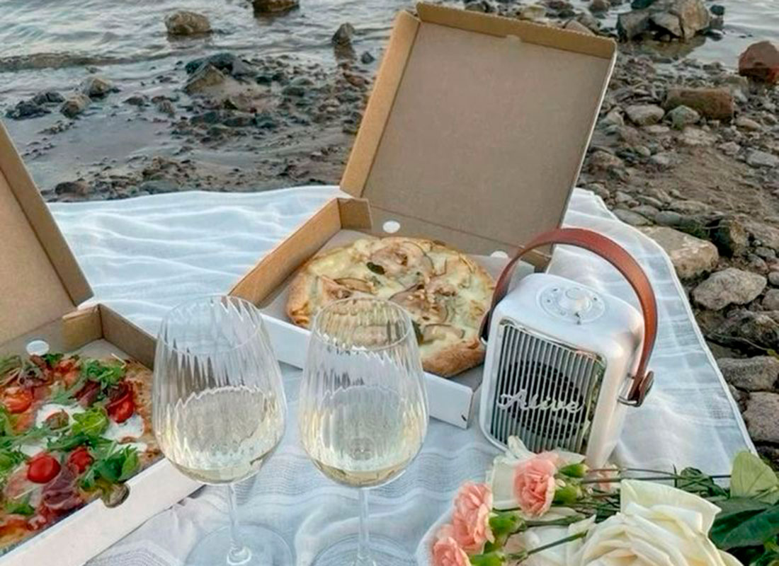 Pizza og vin på stranden